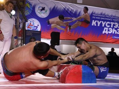 В Покровске стартовал чемпионат Якутии по мас-рестлингу