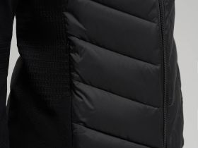 Стеганая куртка с искусственным утеплителем и водоотталкивающей пропиткой