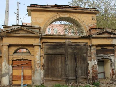 Парадные ворота с кованной решеткой