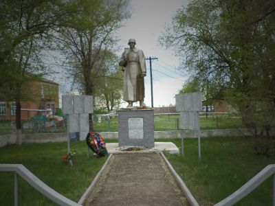 Памятник в честь воинов, погибших в Отечественную войну