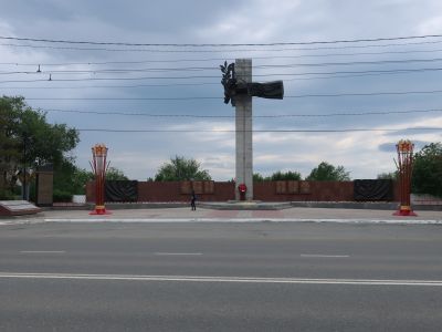 Мемориальный комплекс: аллея с вечным огнем и братские могилы советских воинов