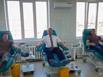 Депутаты и сотрудники аппарата Якутской гордумы в преддверии Национального дня донора сдали кровь
