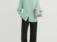 Приталенная блузка с акцентными рукавами