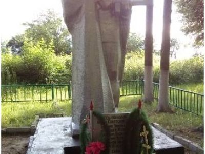 Братская могила 43 советских воинов, погибших в 1941 и 1943 гг. в боях с немецко-фашистскими захватчиками