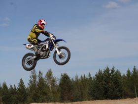 В Кысыл-Сыре прошли соревнования по мотокроссу