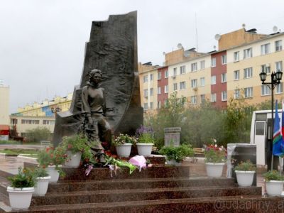 Алмазодобытчики Удачного возложили цветы к памятнику Ларисы Попугаевой