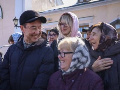 Айсен Николаев освятил пасхальные куличи в Преображенском соборе Якутска