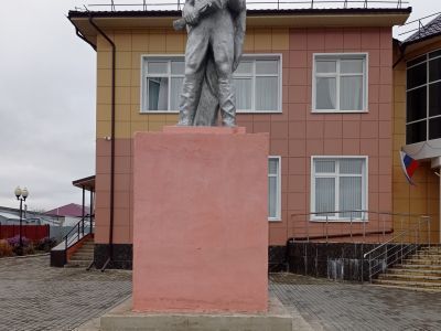 Памятник воинам, погибшим в Великой Отечественной войне 1941-1945 гг. Обелиск высотой 4 м. Сооружен из железобетона