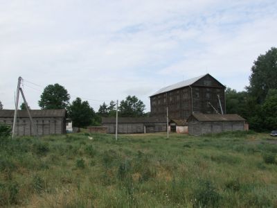 Амбары Новоивановской деревянной мельницы (комплекс 3-х зданий) и весовая площадка