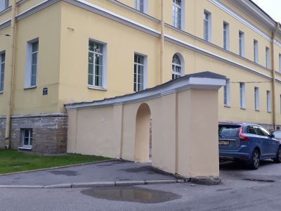 Ограда между главным и боковыми корпусами