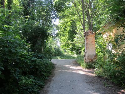 Два пилона въездных ворот