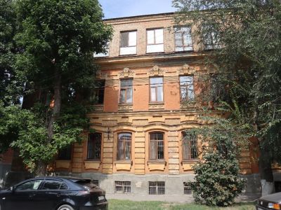 Здание пятой средней школы, бывшая одиннадцатая городская мужская гимназия, в которой учился Герой СССР Г.А. Сорокин