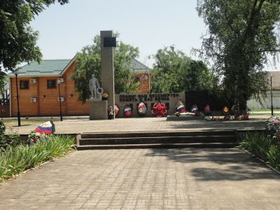 Братская могила 15 советских воинов, погибших в боях с фашистскими захватчиками