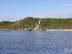 В Якутии вывели первый коффердам Ленского моста в русло реки