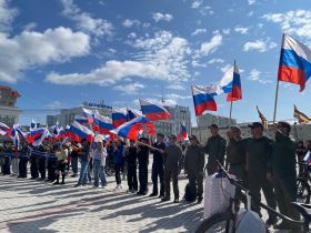 В Якутске ко Дню флага России вручили паспорта юным горожанам и награды участникам СВО