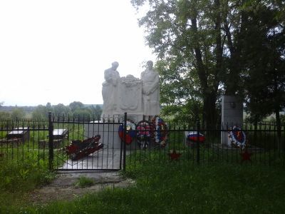 Братская могила 40 советских воинов, погибших в 1943 г. в боях с немецко-фашистскими захватчиками