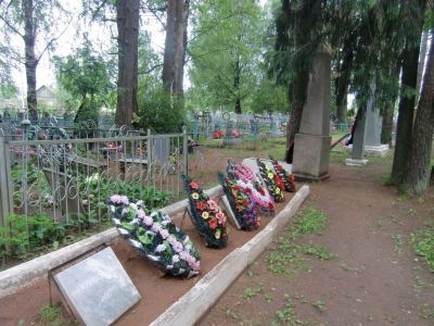 Братская могила советских воинов