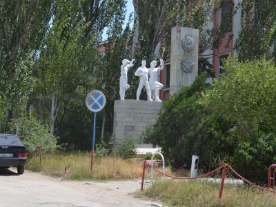 Памятник первостроителям завода "Дагдизель"