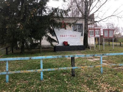 Братская могила советских воинов