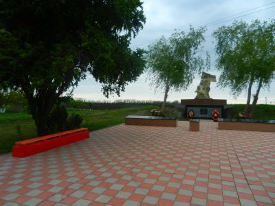 Братская могила советских воинов, погибших в боях с фашистскими захватчиками