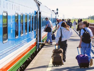 За восемь месяцев 2025 года в вагонах АО «АК «ЖДЯ» перевезли более 318 тысяч пассажиров