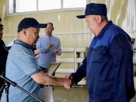 Дмитрий Садовников наградил пожарных Амгинского улуса