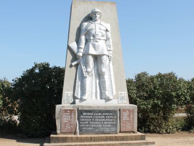 Памятный знак в честь воинов-односельчан, погибших в годы Великой Отечественной войны