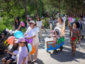 «Кындыкан, ракета и синий трактор»: в Якутске состоялся парад колясок
