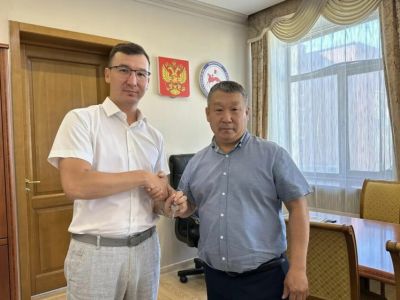 Дмитрий Садовников передал ключи от кабинета новому первому зампреду правительства Якутии