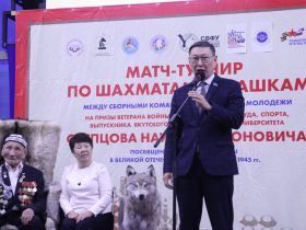 На призы 102-летнего ветерана Наума Слепцова провели матч-турнир по шахматам и шашкам
