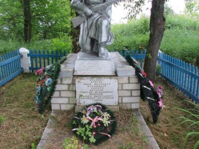 Братская могила 28 советских воинов, погибших в 1943 г. в бою с немецко-фашистскими захватчиками