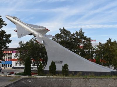 Самолет МиГ-21Ф - памятник в честь 30-летия Победы в Великой Отечественной войне 1941-1945 гг.