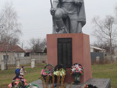 Братская могила воинов Советской Армии, погибших в марте 1943 года. Захоронено 109 человек, установлено фамилий на 106 человек. Скульптура установлена в 1968 году