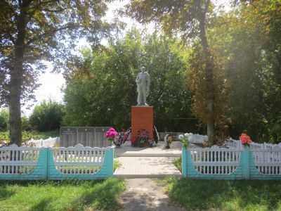 Братская могила советских воинов. Похоронено 89 человек. Скульптура воина