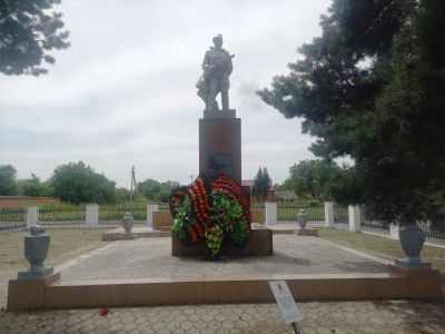 Памятник на братской могиле 15 воинов, погибших в годы гражданской и Великой Отечественной войн