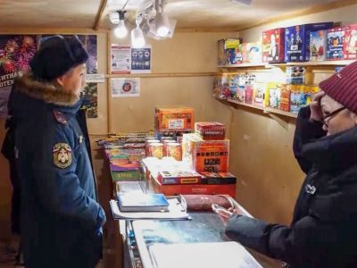 МЧС Якутии проводит проверки безопасности точек продажи пиротехники