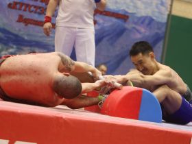 Сенсационно завершился турнир по мас-рестлингу Харлампия Васильева в Якутске