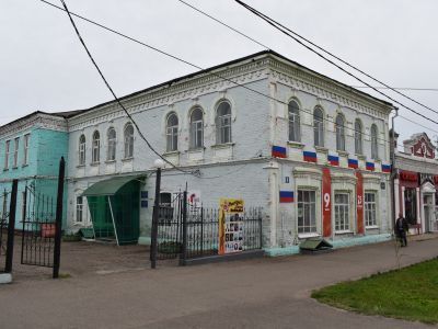 Двухэтажное каменное здание начала XX века, ныне "Дом пионеров"