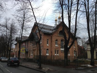 Главное здание (общежитие сестер и церковь)