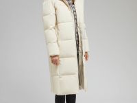 Утепленное пальто с капюшоном