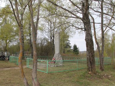 Братская могила советских воинов, погибших в борьбе с фашистами