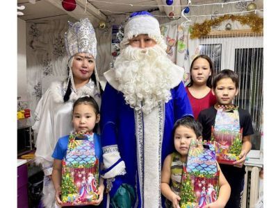 В Хангаласском районе сотрудники нацпарка «Ленские столбы» раздали детям подарки