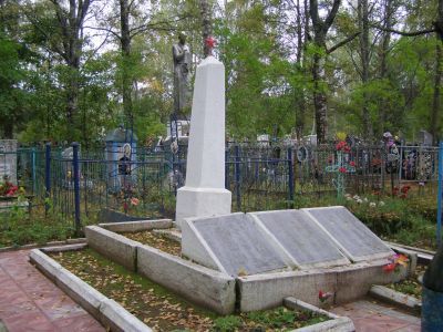 Тринадцать братских могил на городском кладбище г. Осташкова (могилы с № 1 по № 13. На могилах установлены бетонные обелиски), братская могила № 3