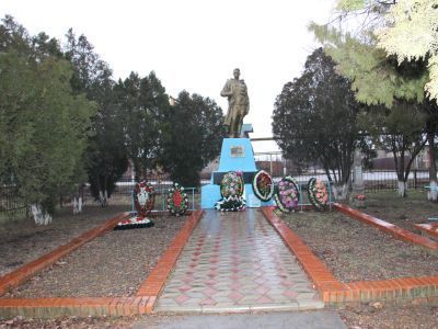 Братская могила советских воинов