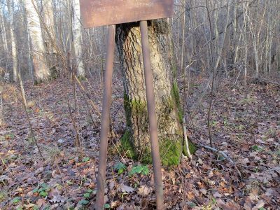 Памятный знак-стела на месте сожженной фашистами дер. Фабричная Слобода