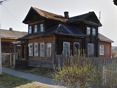 Жилой дом с лавкой