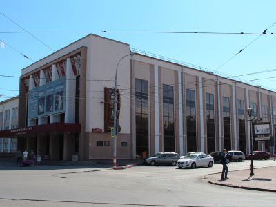 Здание, в котором 11 мая 1919 года на гарнизонном собрании красноармейцев выступал М. И. Калинин. Ныне здание облдрамтеатра. Здание стоит на том месте, где стоял дом, в подвале которого в 1774 г. содержался под стражей Е.Пугачев