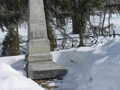 Памятник Петру Сергеевичу Комиссарову - первому сибирскому садоводу