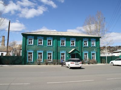 Здание бывшей почтовой конторы, служащие которой участвовали во Всероссийской Октябрьской стачке и принимали активное участие в революционных выступлениях г. Троицкосавска в 1905-1906 гг.