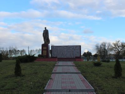 Братская могила советских воинов, погибших в боях с фашистскими захватчиками в 1943 году. Захоронено 36 человек, имена 5 человек установлены. Скульптура советского воина